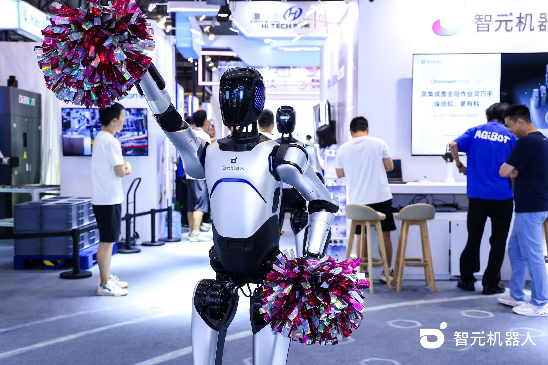 3522vip浦京集团机器人 WAIC 首日展台火爆，机器人家族集体打工忙不停